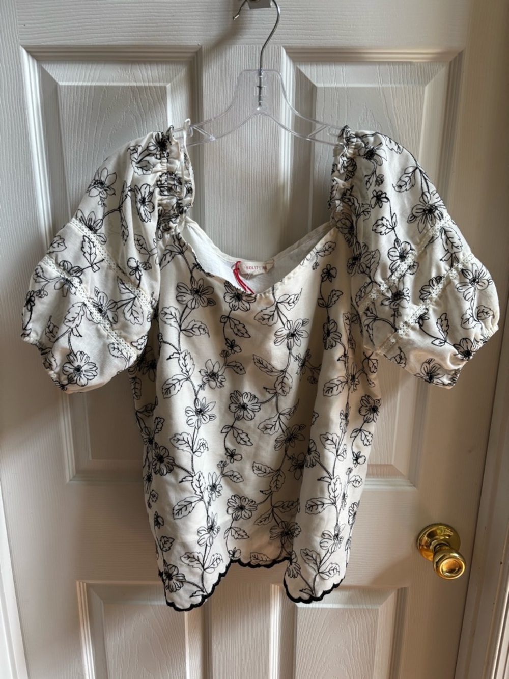 SOLITAIRE Woman’s  Black & White Floral Embroidered Top Size L, NWOT